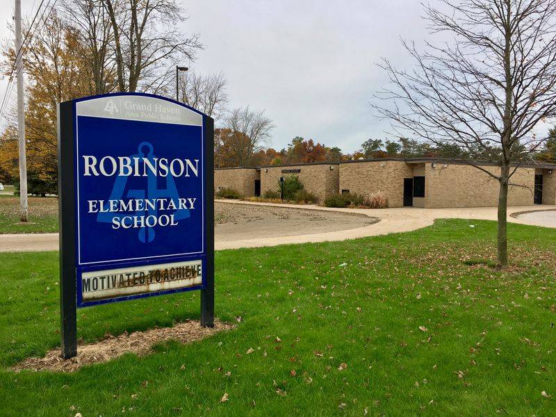 Robinson Elementary Photo outside